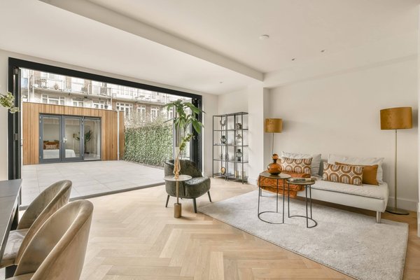 Quali sono i passaggi per trasformare un balcone in un piccolo giardino urbano?