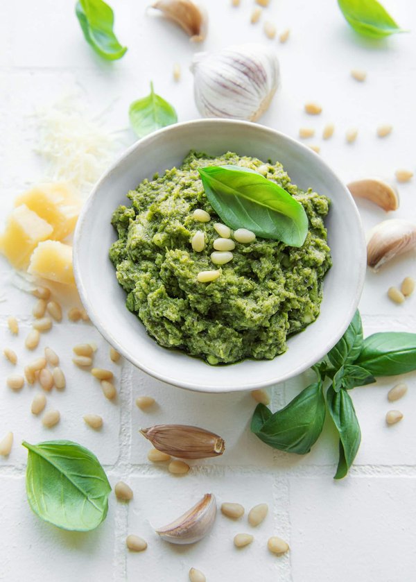 Come fare una salsa pesto fatta in casa con ingredienti freschi?